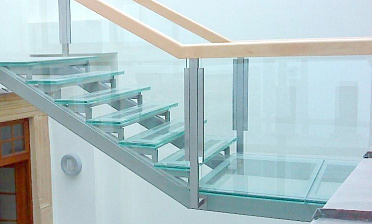 Стеклянные ступени и стеклянная площадка на лестнице купить в Ростове-на-Дону