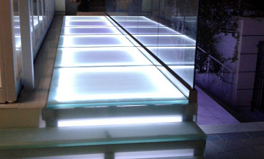 Стеклянный подиум со ступенями с подсветкой купить в Ростове-на-Дону