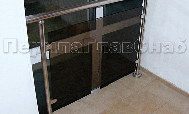 Ограждения со стеклом с крепление в пол окна на лестничной площадке купить в Ростове-на-Дону
