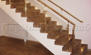 Ограждение лестницы с прозрачным стеклом, стойками и поручнем из латуни купить в Ростове-на-Дону