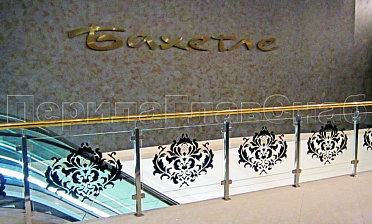 Ограждение лестницы на квадратных стойках с латунным поручнем купить в Ростове-на-Дону