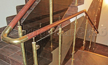 Ограждение лестницы со стеклом, тонированным в массе, стойки и завязки поручня из латуни купить в Ростове-на-Дону