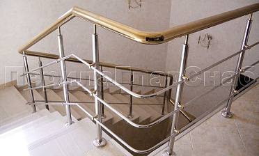 Лестничное ограждение с тремя ригелями и поручнем из латуни купить в Ростове-на-Дону