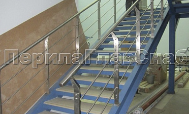 Ограждение с нестандартными нержавеющими стойками и ригельным заполнением купить в Ростове-на-Дону