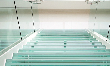 Стеклянные ступени на косоурной лестнице в доме купить в Ростове-на-Дону