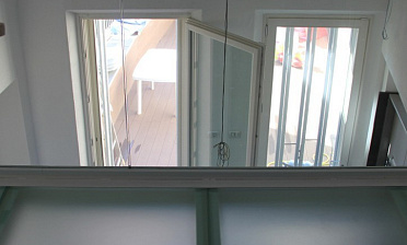 Стеклянное перекрытие из матового стекла на внутреннем балконе купить в Ростове-на-Дону