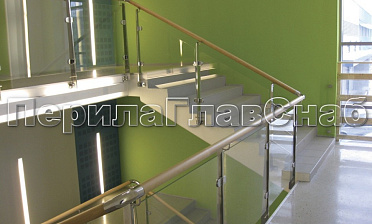 Ограждение с деревянным поручнем, стеклом и стойками купить в Ростове-на-Дону