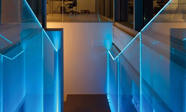 Ограждения лестниц на несущем стекле с подсветкой купить в Ростове-на-Дону