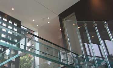 Стеклянные полы на площадке маршевой лестницы купить в Ростове-на-Дону