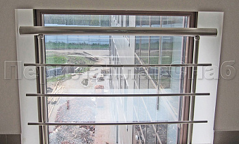 Межэтажное ограждение из нержавеющей стали с торцевым креплением для окон в Ростове-на-Дону. Готовые проекты ПерилаГлавСнаб