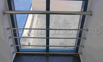 Ограждение на окнах из нержавещей трубы с ригелями в Ростове-на-Дону. Готовые проекты ПерилаГлавСнаб