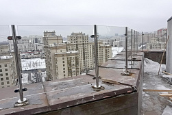Цельностеклянные ограждения для крыш в Ростове-на-Дону. Готовые проекты ПерилаГлавСнаб - фото 8 Цельностеклянные ограждения для крыш в Ростове-на-Дону. Готовые проекты ПерилаГлавСнаб - фото 8